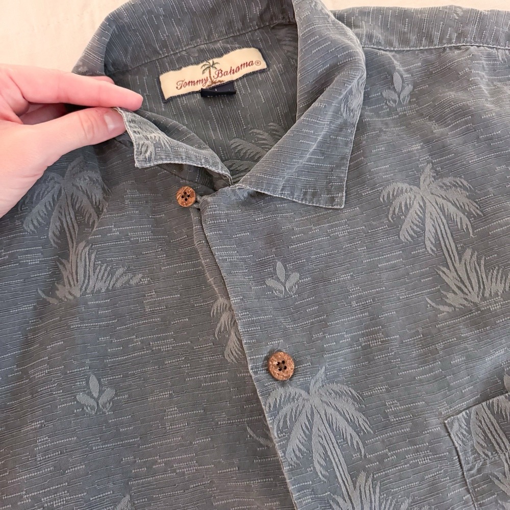 Tommy Bahama 100% Silk Hawaiian‎ Shirt Men's LARGE Navy Short Sleeve Palm Trees - Picture 4 of 8